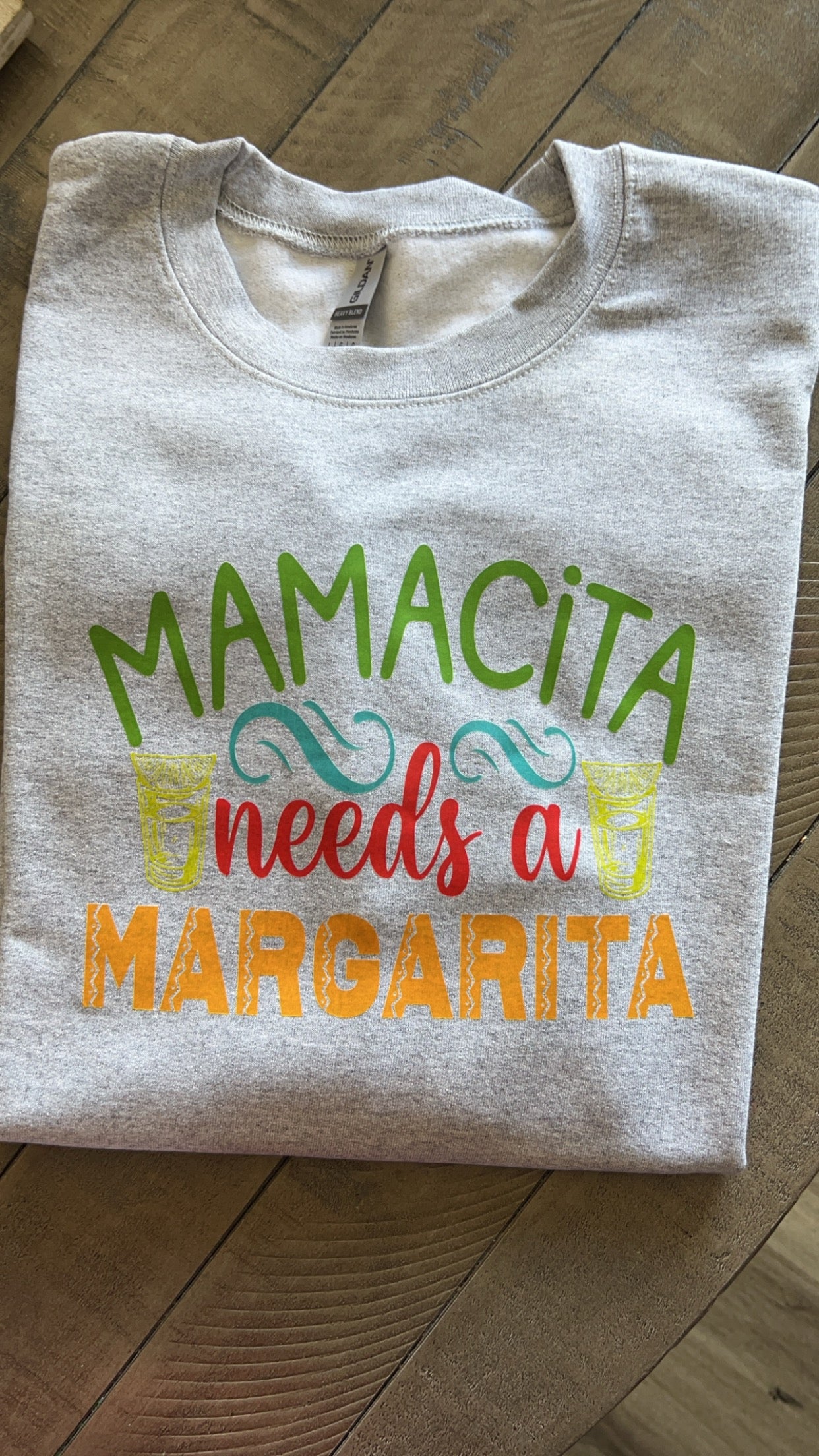 MOM NEEDS A MARGARITA - Short Sleeve T-Shirt